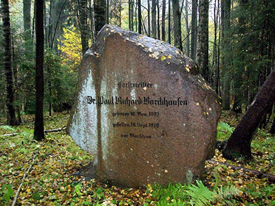 Памятный камень на могиле лесничего Пауля Баркхаузена