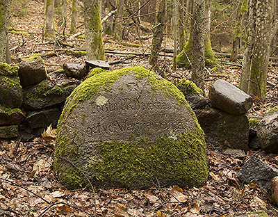 Памятный камень в честь лесничего Пауля Баркхаузена