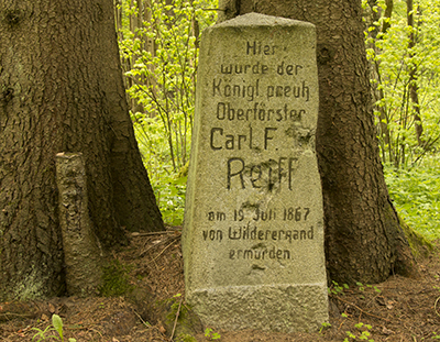 Памятный камень на месте гибели лесничего Карла Райффа