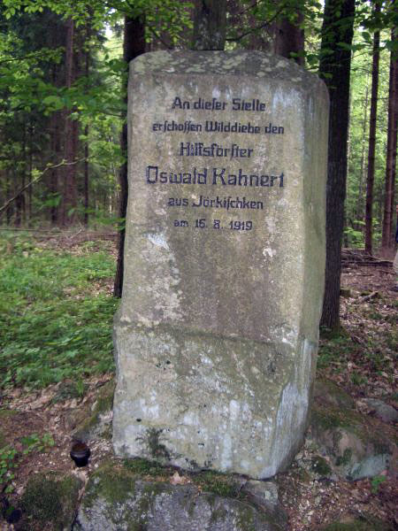 Памятный камень на месте гибели лесничего Освальда Канерта